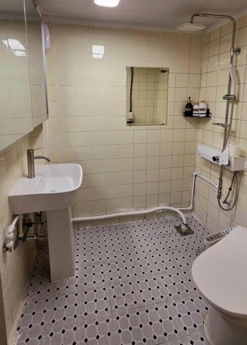 Cheongnyangni 5beds 3rooms 1lounge House Seoul